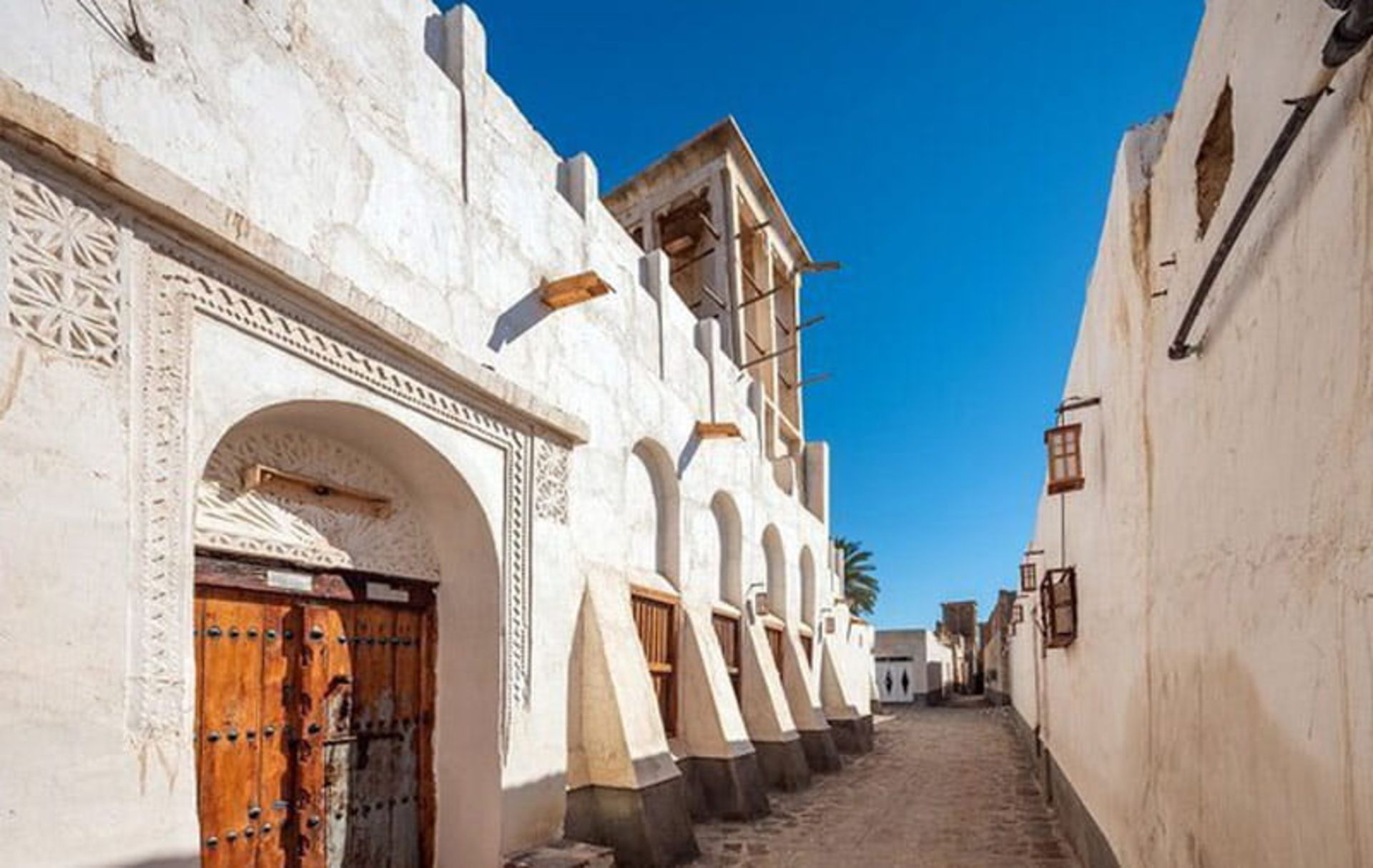 کوچه های باریکبندر کنگ میان نمای سفید خانه های سنتی 