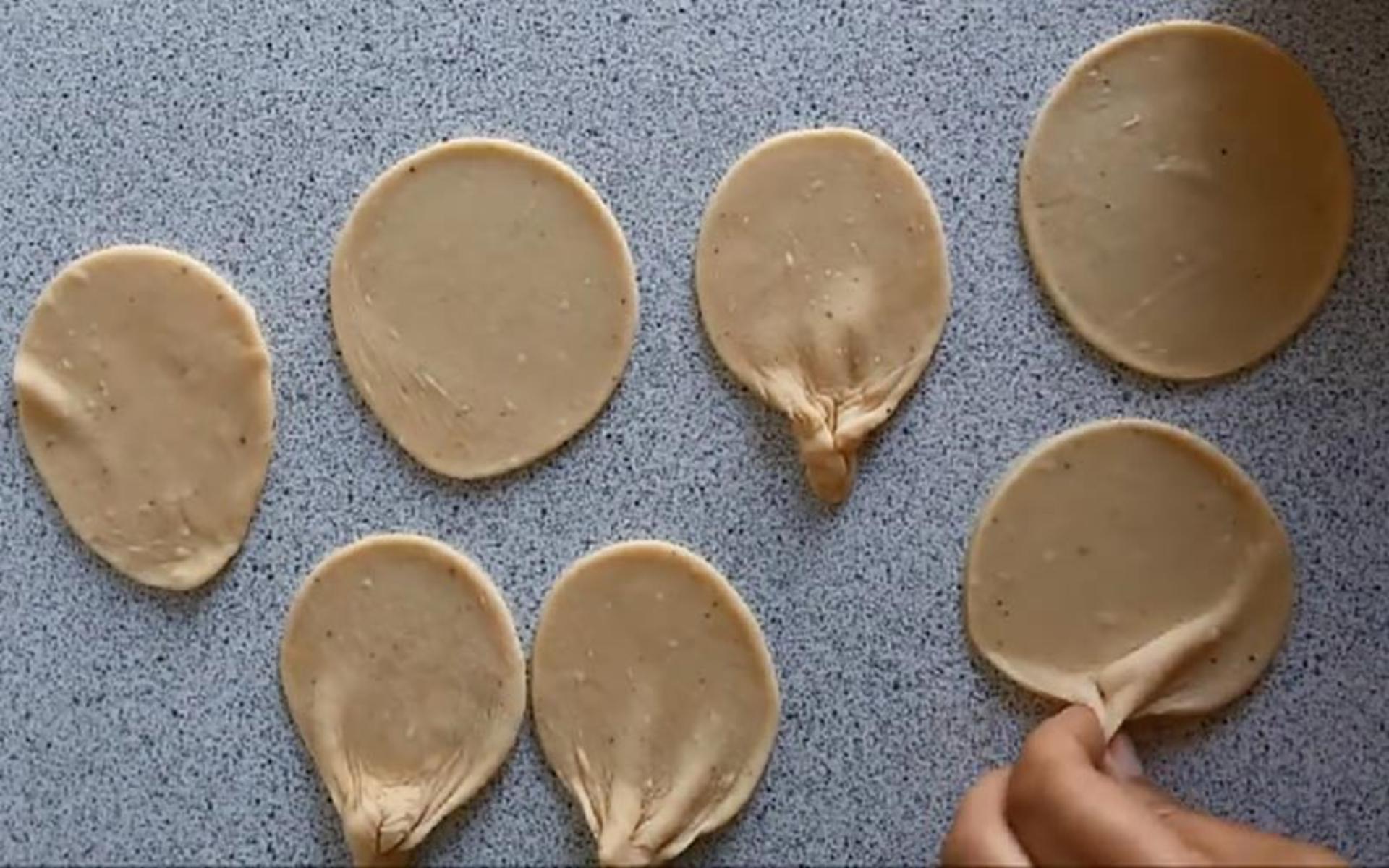 شکل دادن خمیر به صورت گوش فیل 