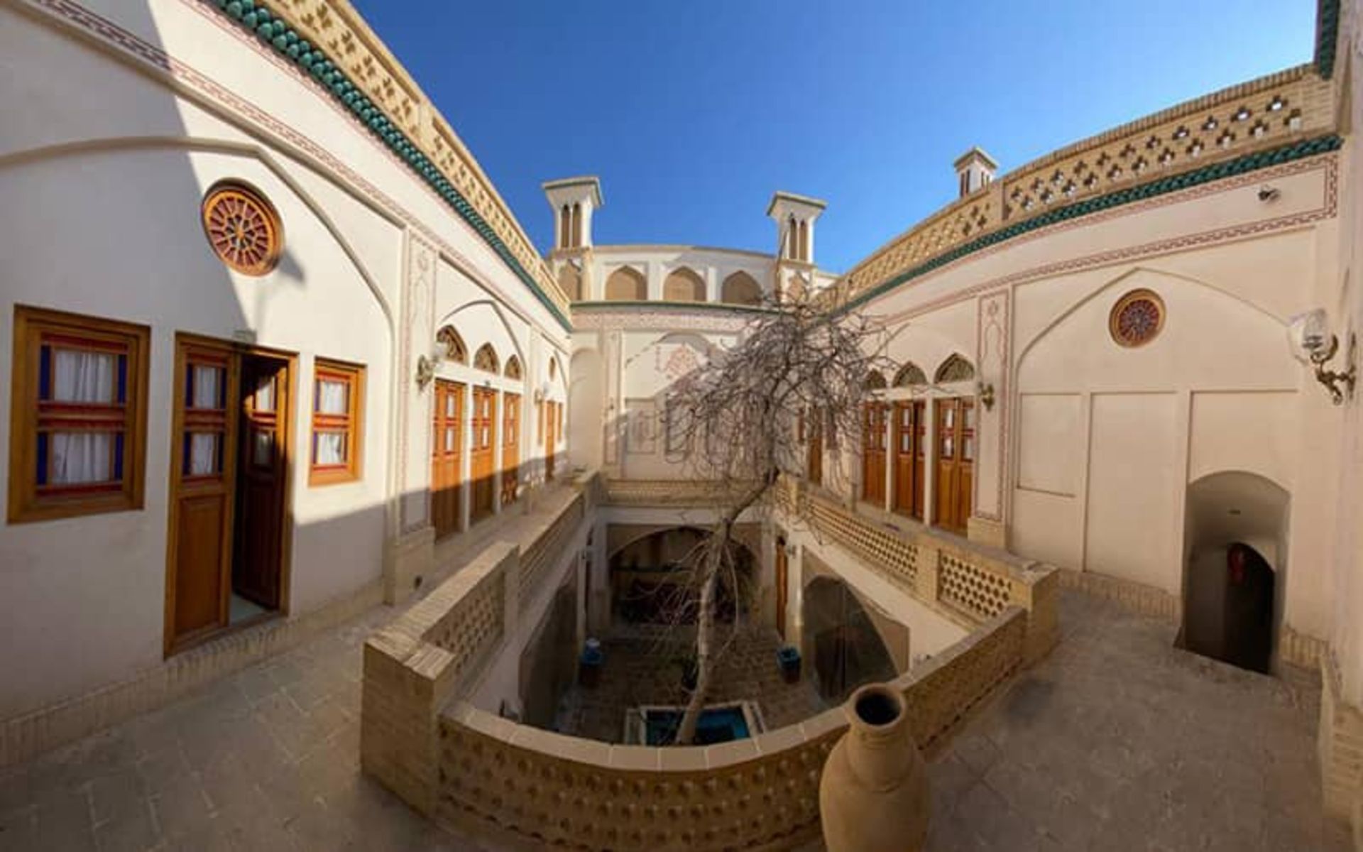 خانه تاریخی عادل (اقامتگاه سنتی نه چم)