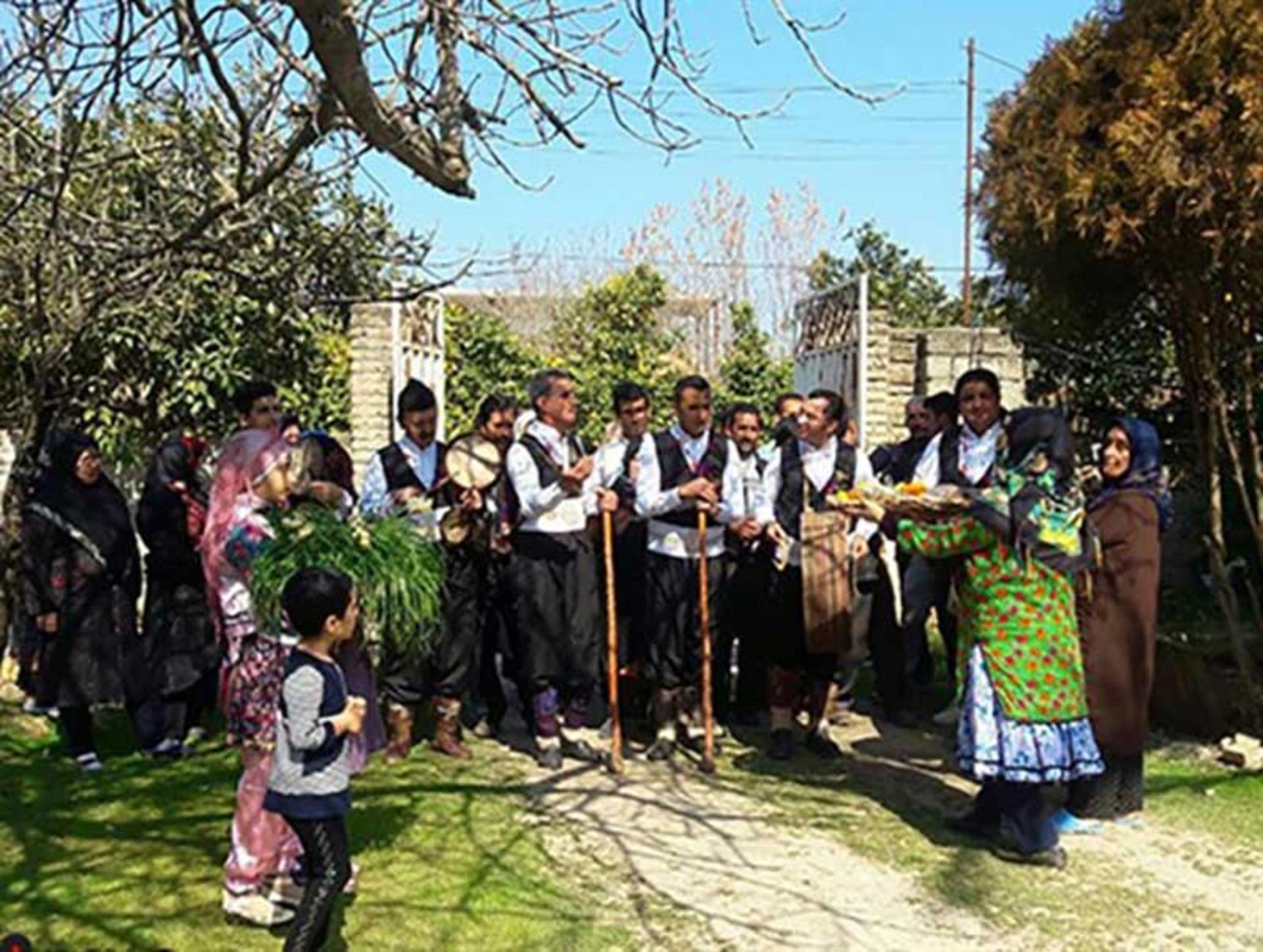 ورود نوروزخوانان به حیاط خانه 