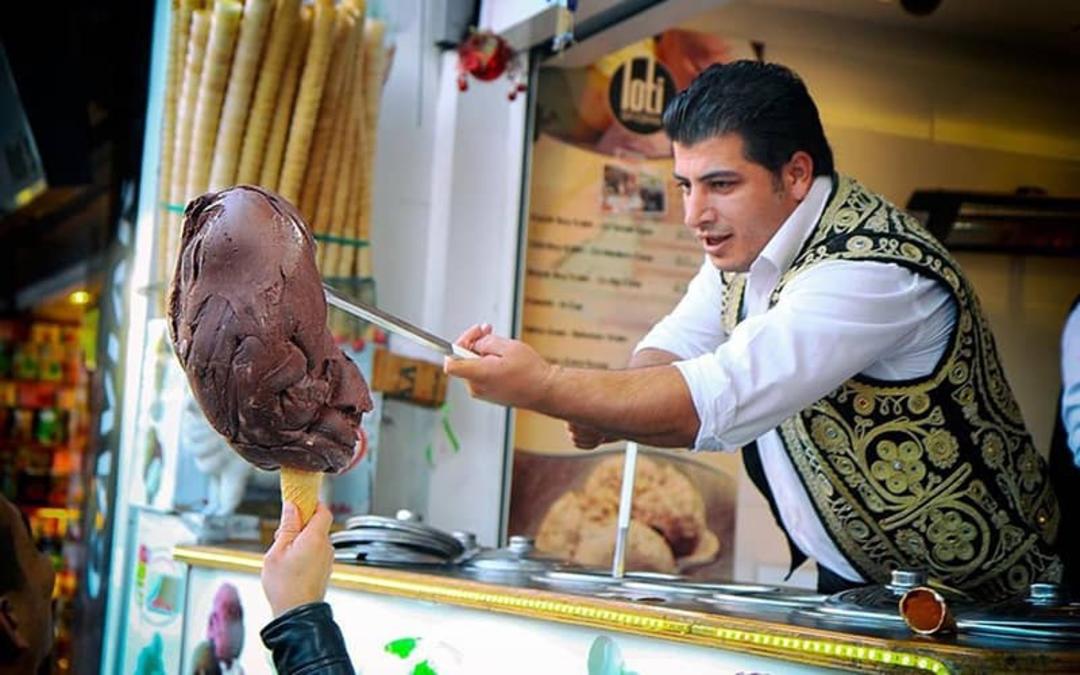 مردی در حال فروش بستنی