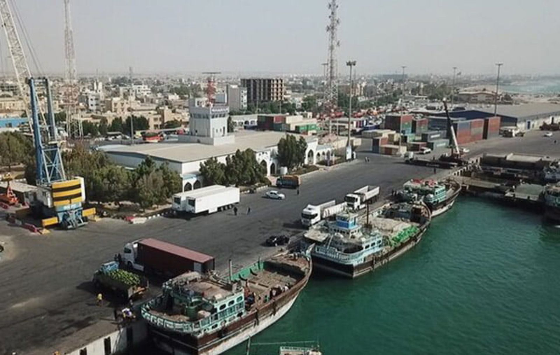 کشتی های تجاری پهلو گرفته در اسکله بندر لنگه از نمای بالا