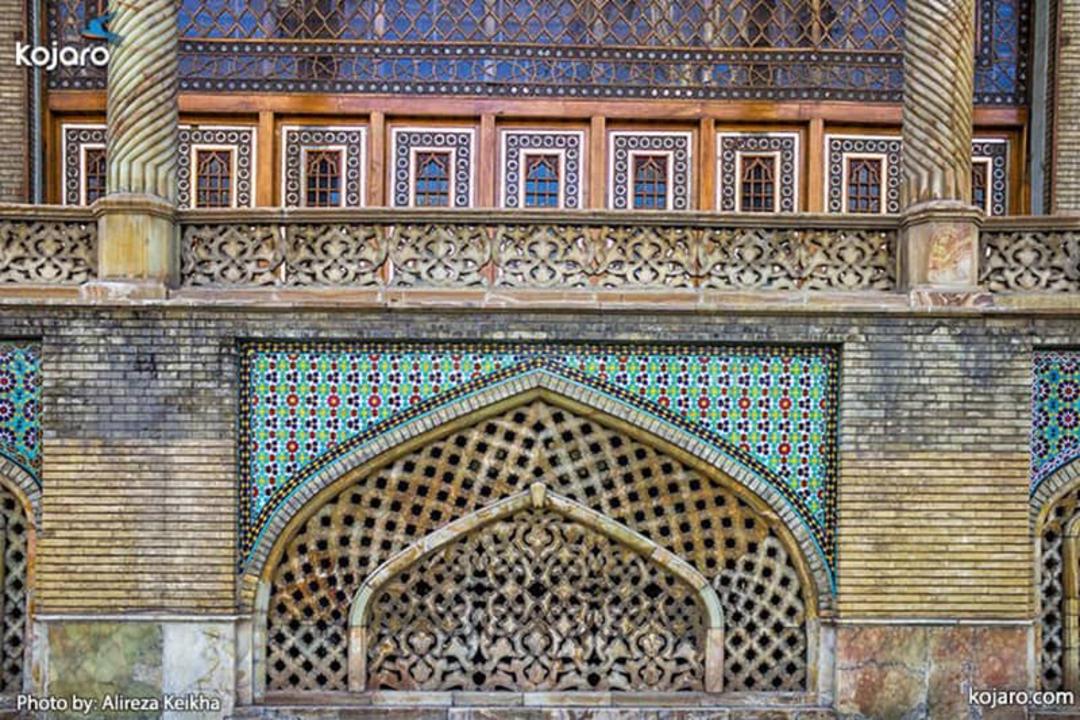 نمای بیرونی سازه ای تاریخی با تزیینات کاشیکاری