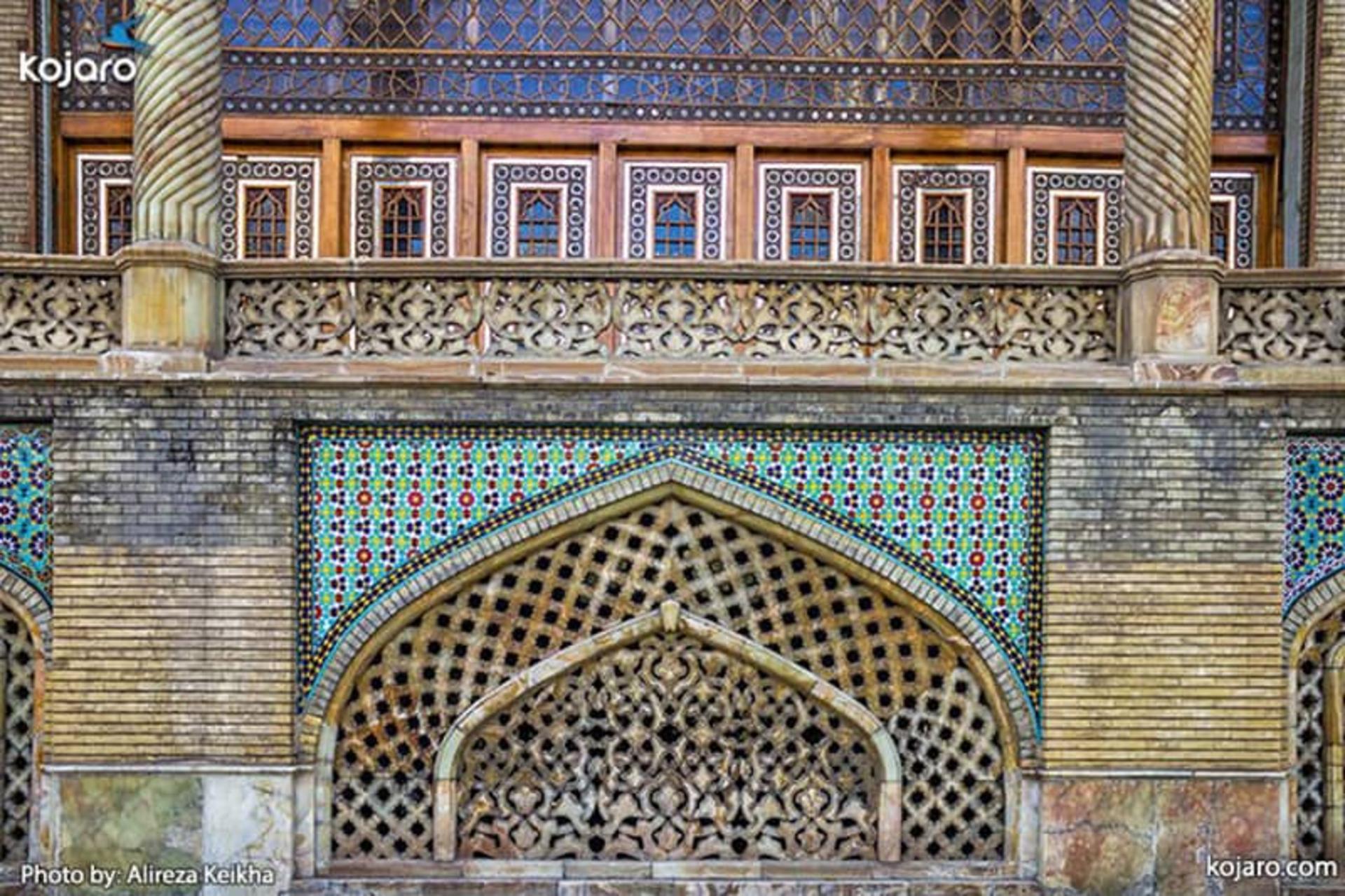 نمای بیرونی سازه ای تاریخی با تزیینات کاشیکاری