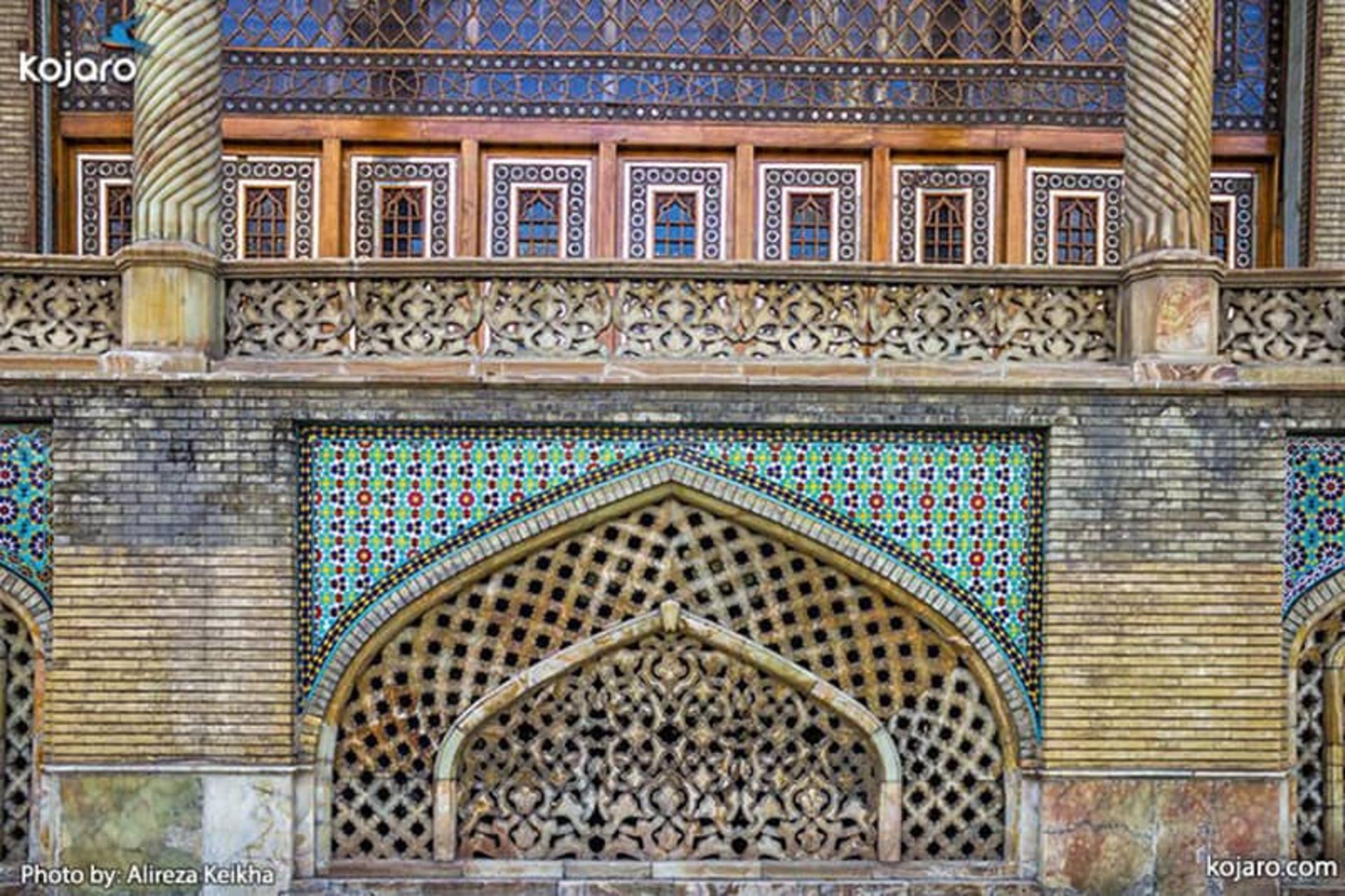 نمای بیرونی سازه ای تاریخی با تزیینات کاشیکاری
