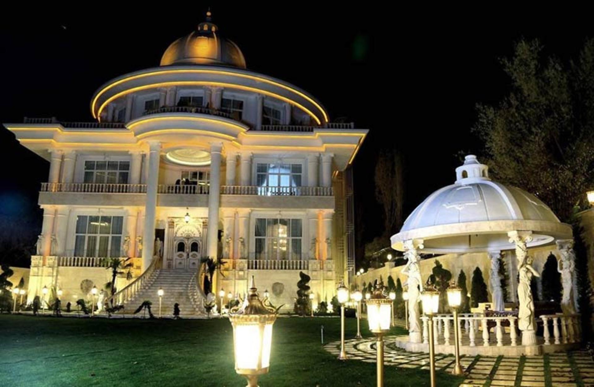 ویلای مدرن باستی هیلز در شب 
