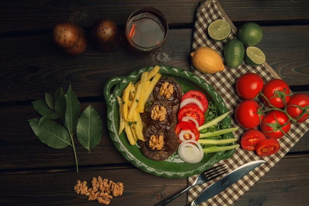 سرو غذا در رستوران شورکولی