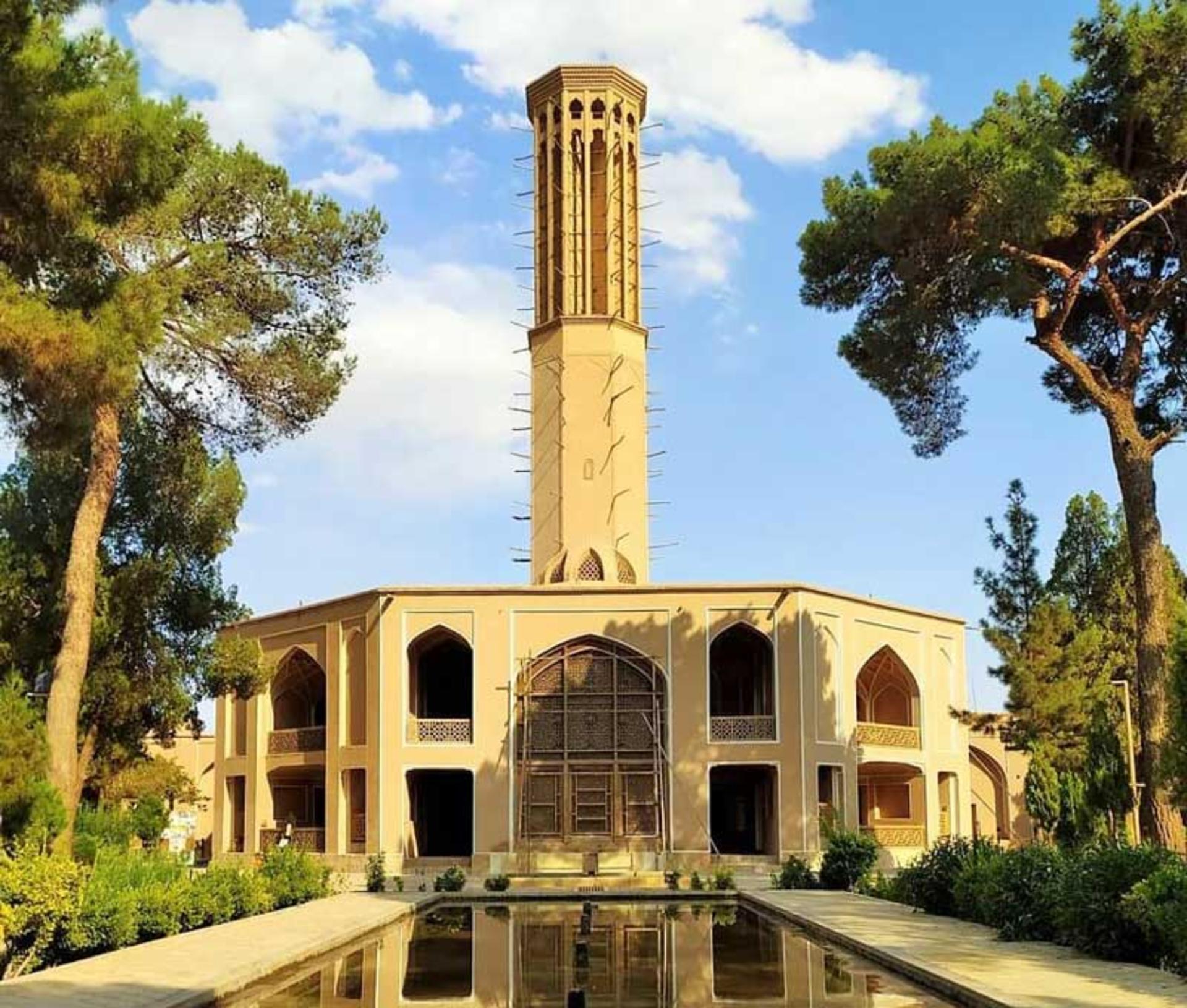 منار داخل باغ دولت آباد یزد از نمای استخر مقابل آن
