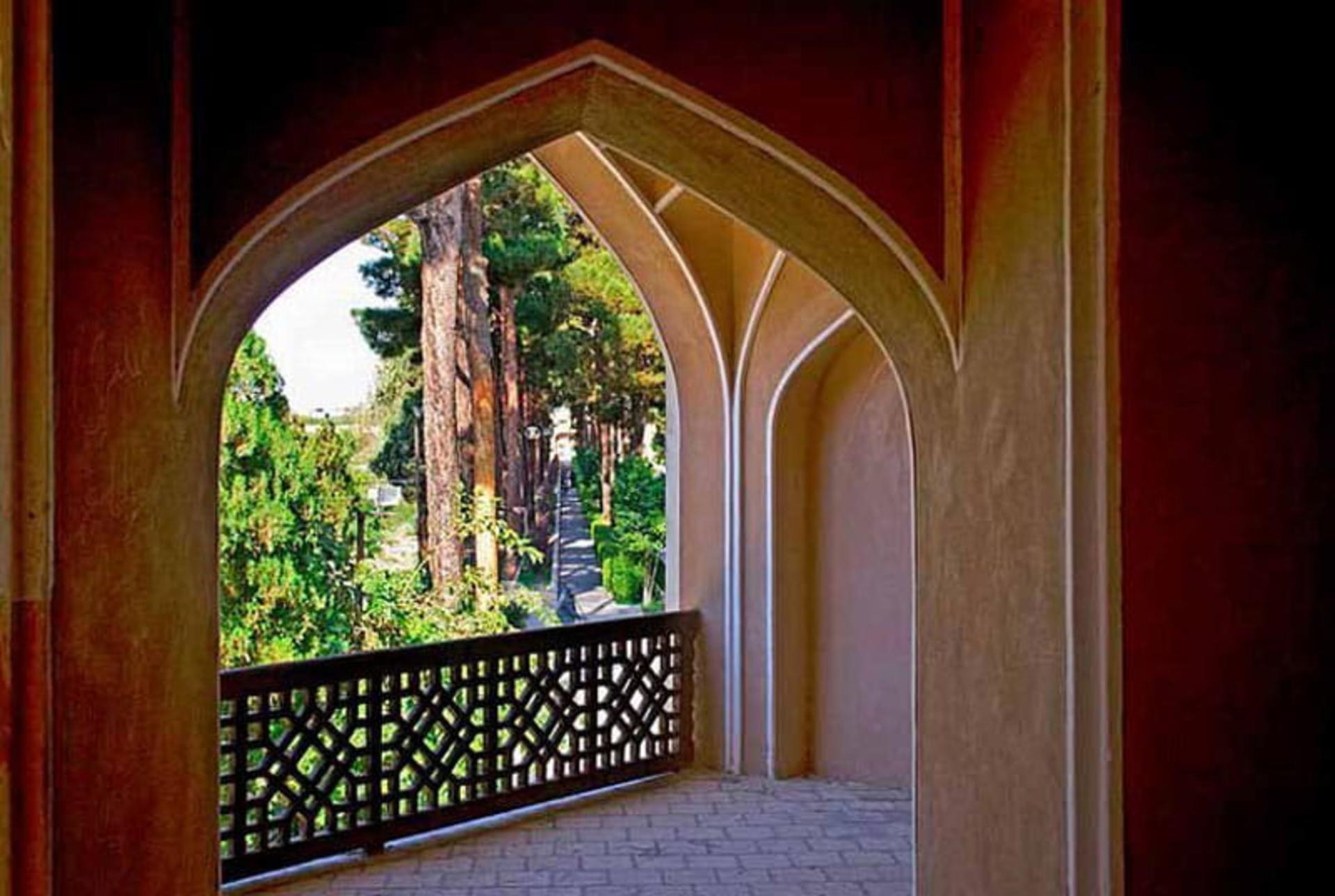 نمای داخل باغ دولت آباد یزد از زیر طاق نمای کوشک تابستانی