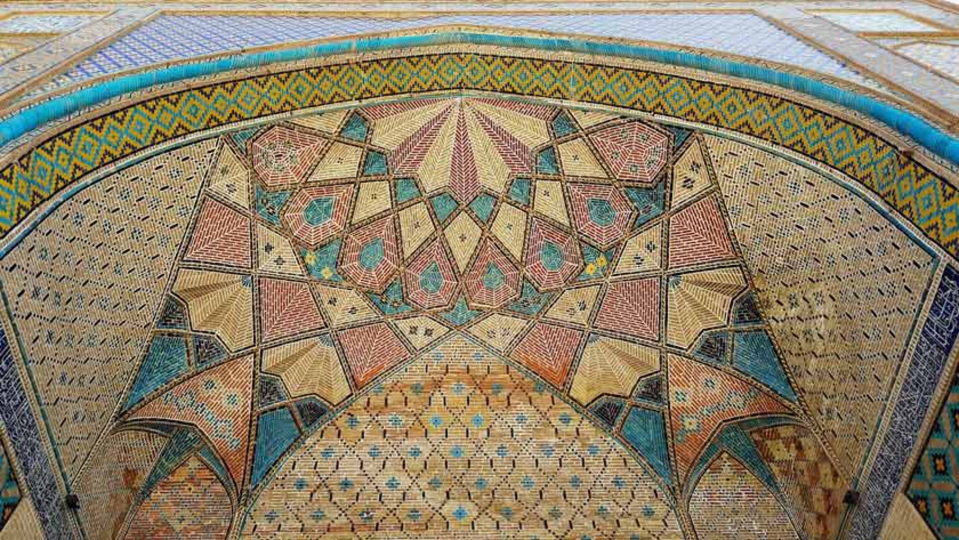 تزیینات زیبای معماری در مسجدالنبی قزوین