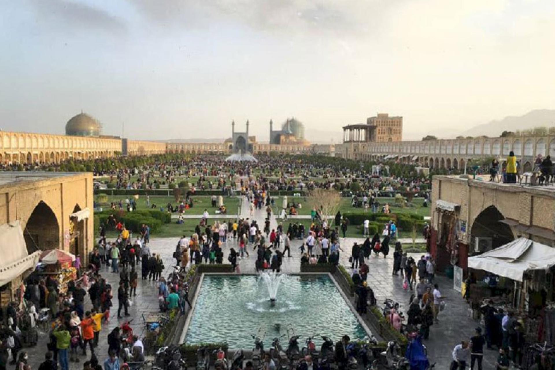 ازدحام گردشگران در میدان نقش جهان اصفهان