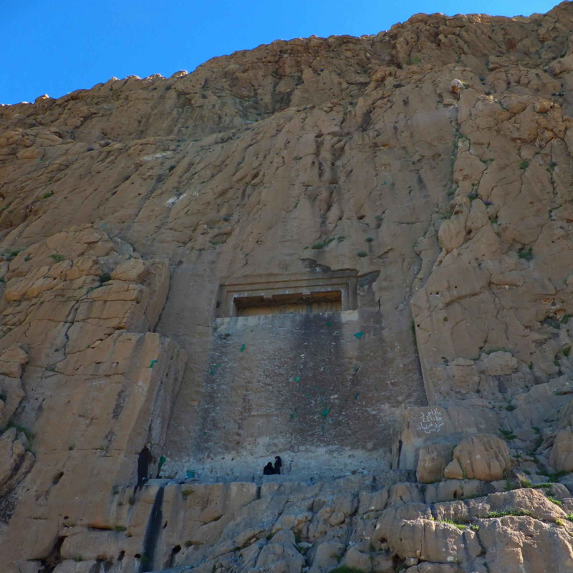 گوردخمه دکان داوود بر فراز صخره