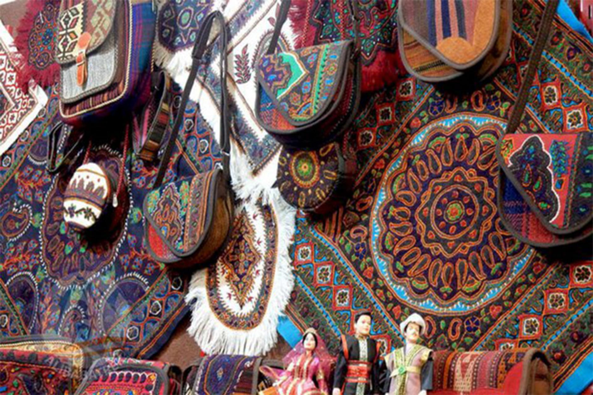 اولین پنجشنبه‌بازار صنایع‌دستی در باغ هنر اراضی عباس‌آباد