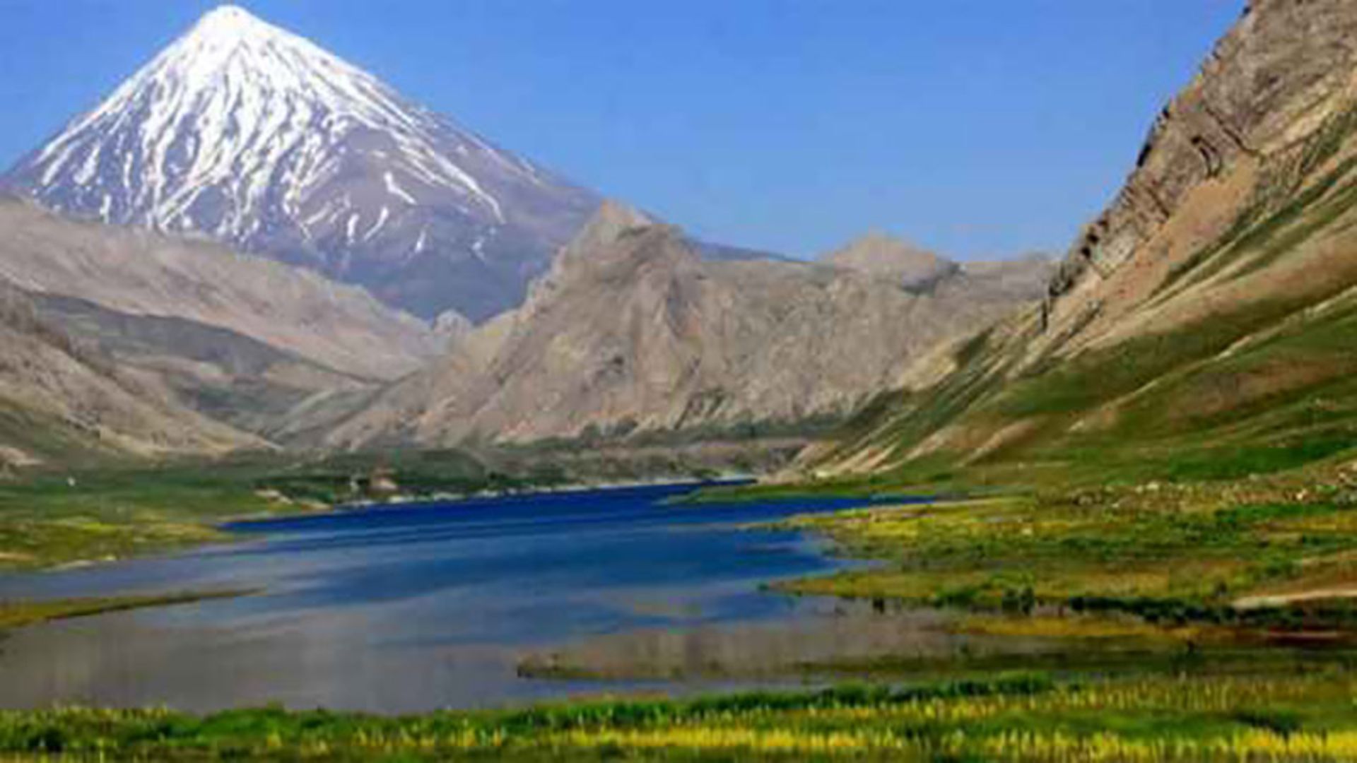 دریاچه قوچ واقع در کوه قوچ دماوند