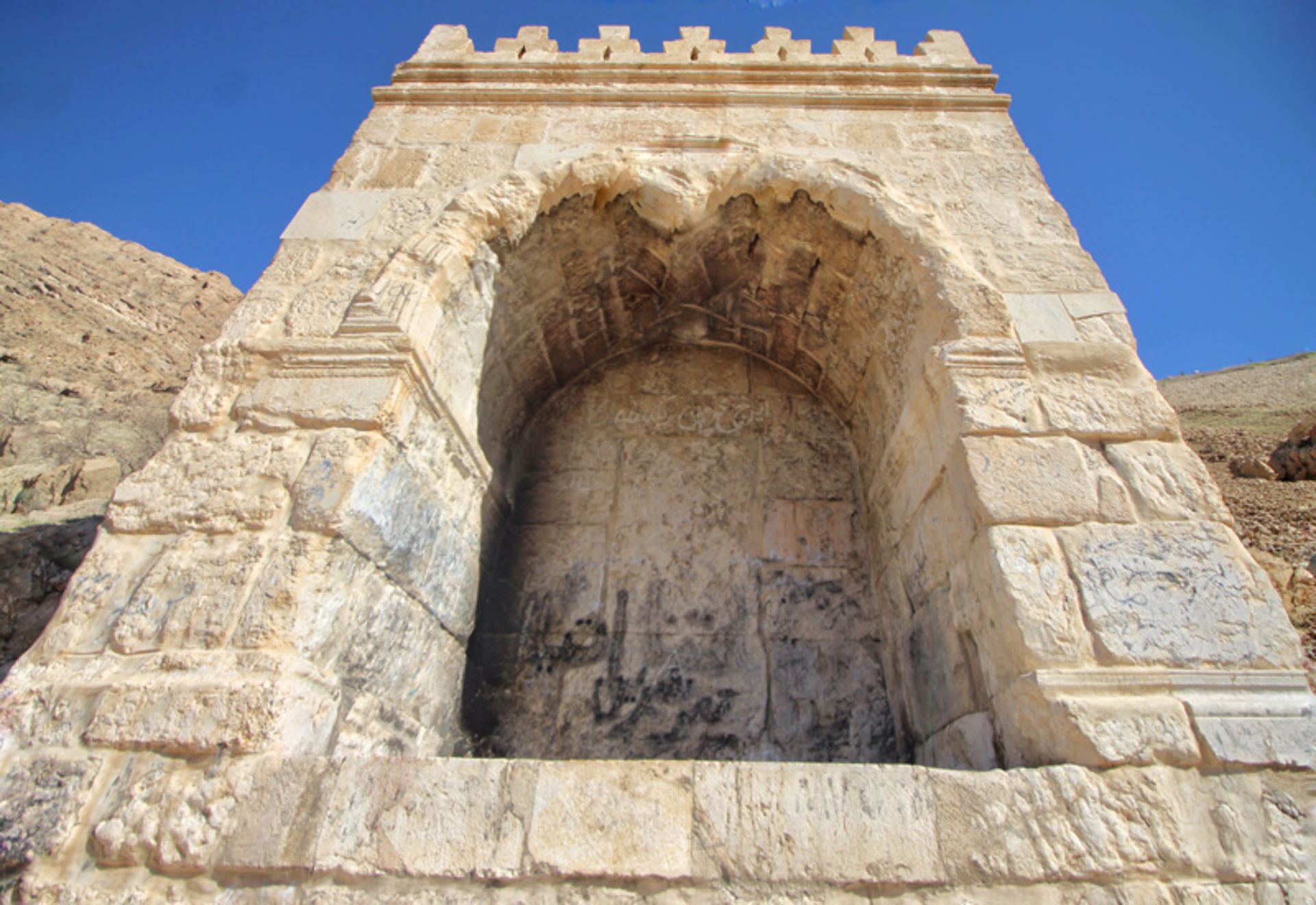 نمای نزدیک از طاق گرا 