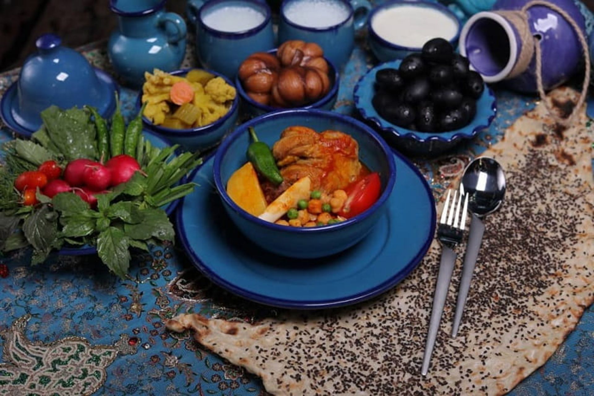 رستوران سنتی و باغ آنا