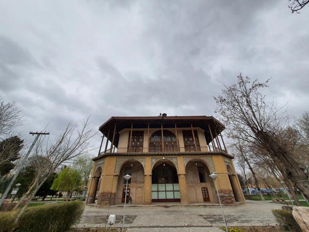 نمایی پاییزی از کاخ چهل ستون قزوین