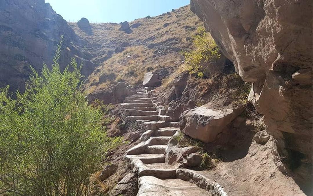 جریان رودخانه در مسیری کوهستانی