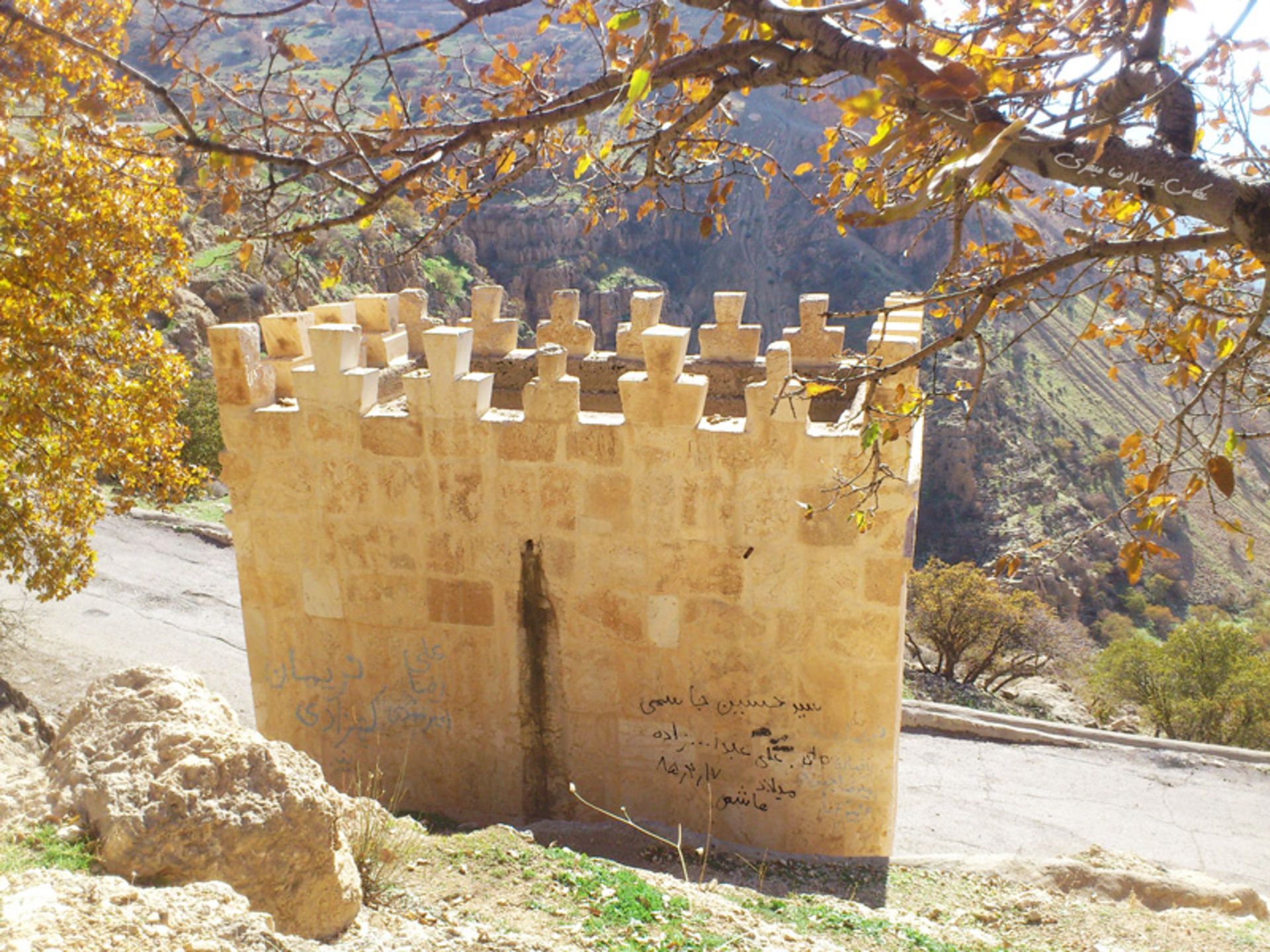 طاق گرا در فصل پاییز