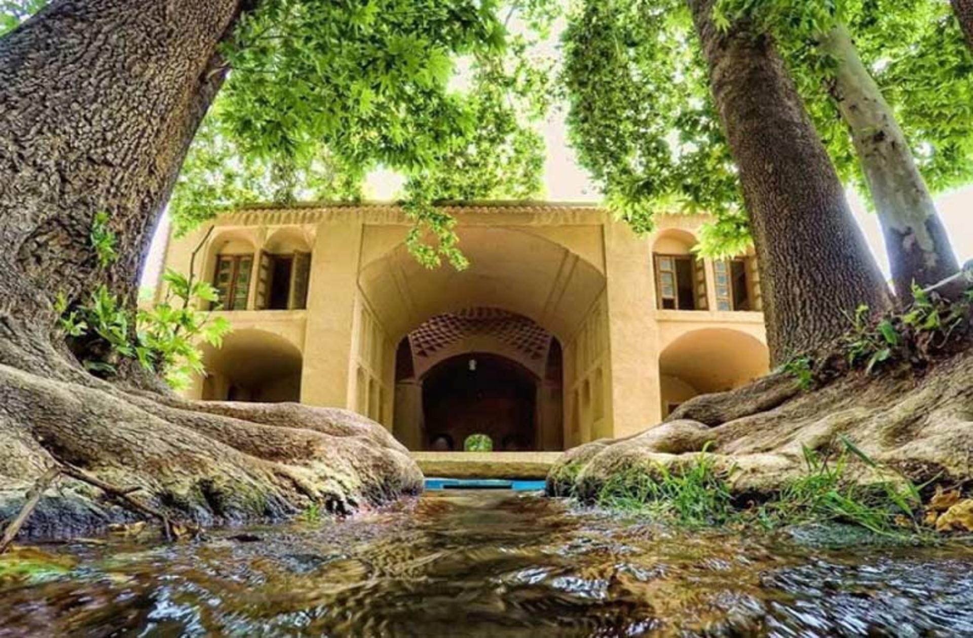 نمای کوشک اصلی میان باغ پهلوانپور مهریز از نمای جوی میان باغ