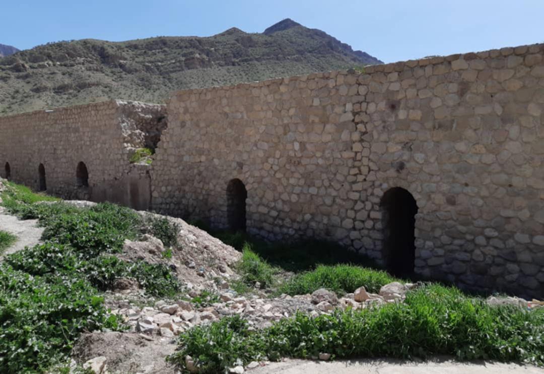 نمای بیرونی قلعه منیژه