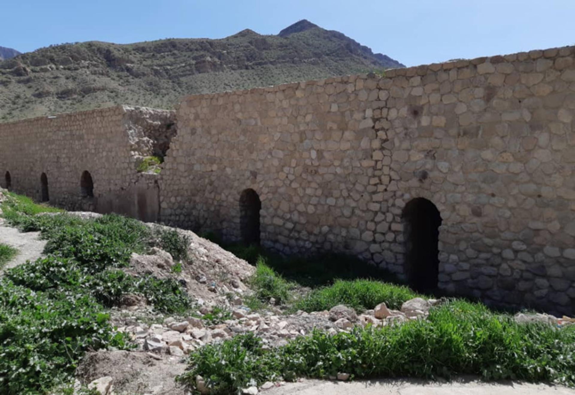 نمای بیرونی قلعه منیژه