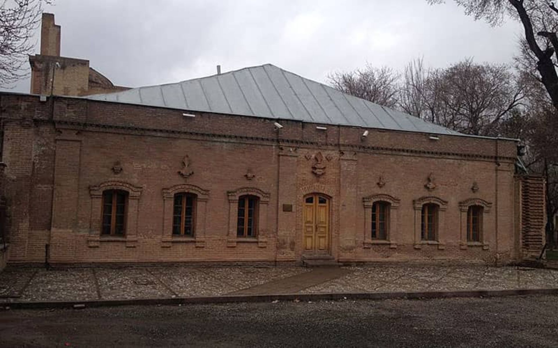 ساختمانی تاریخی با شیروانی
