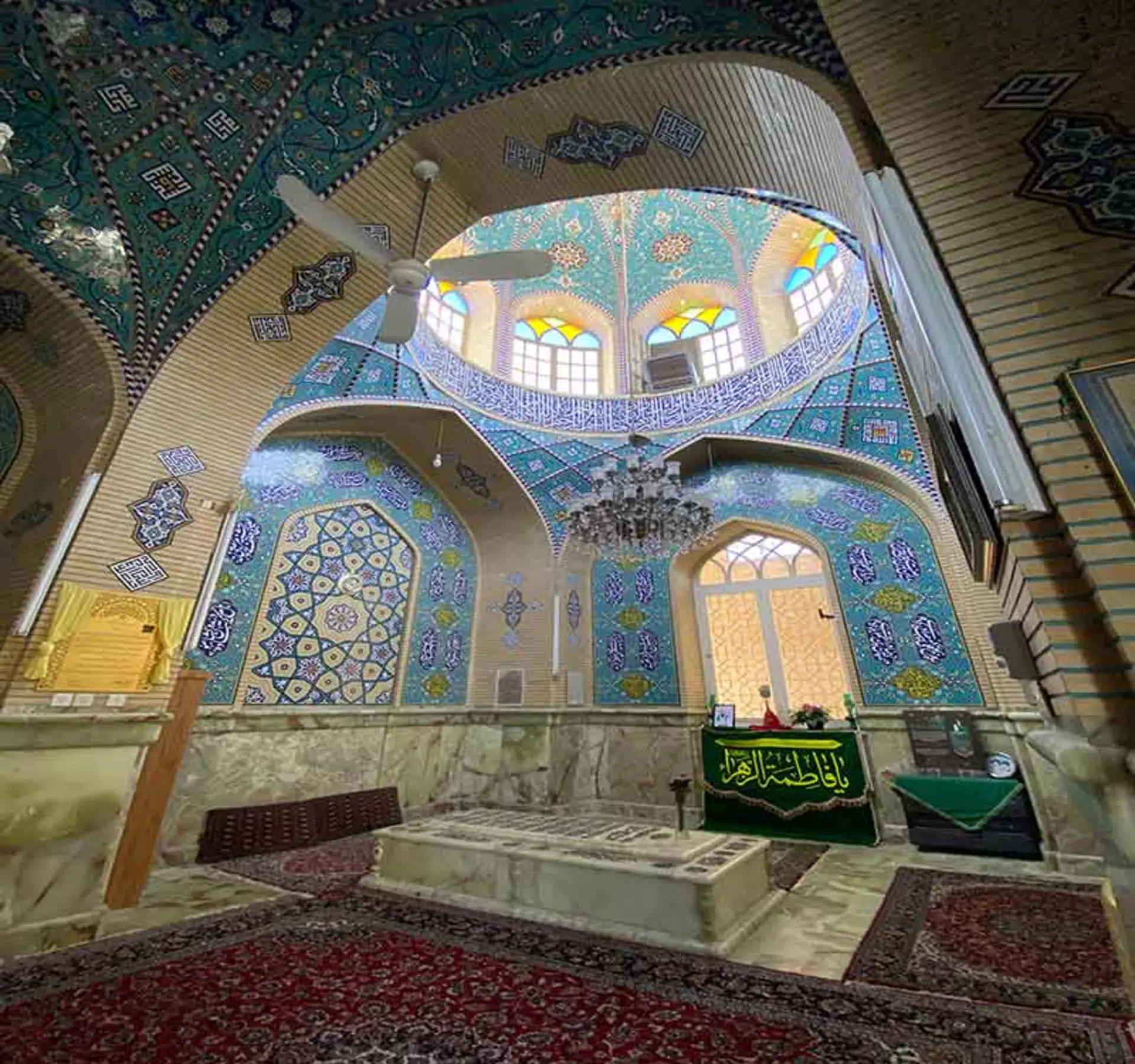 نمای داخلی بقعه محتشم