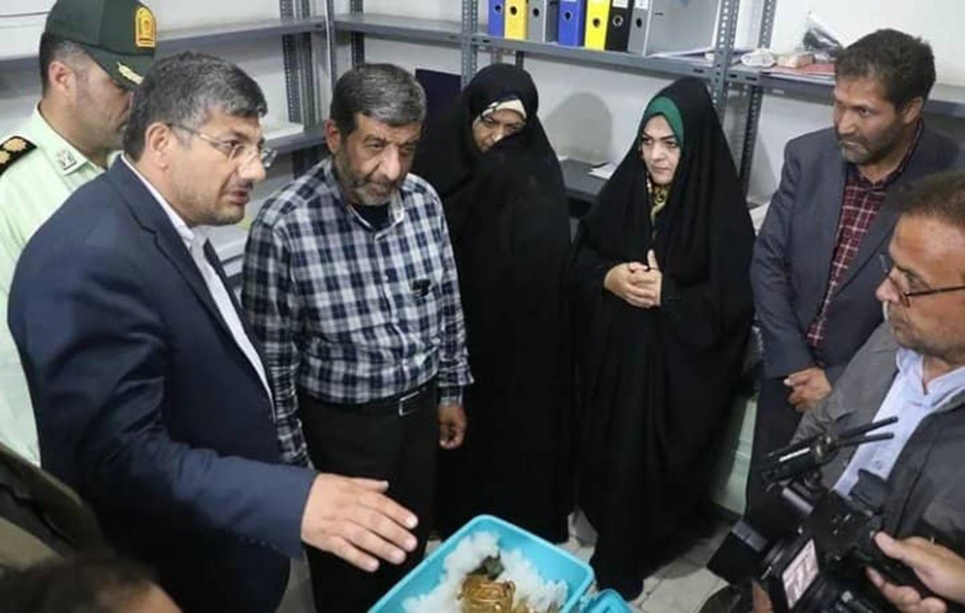 نگهداری جام زرین باستانی مشگین شهر در ظرف نان