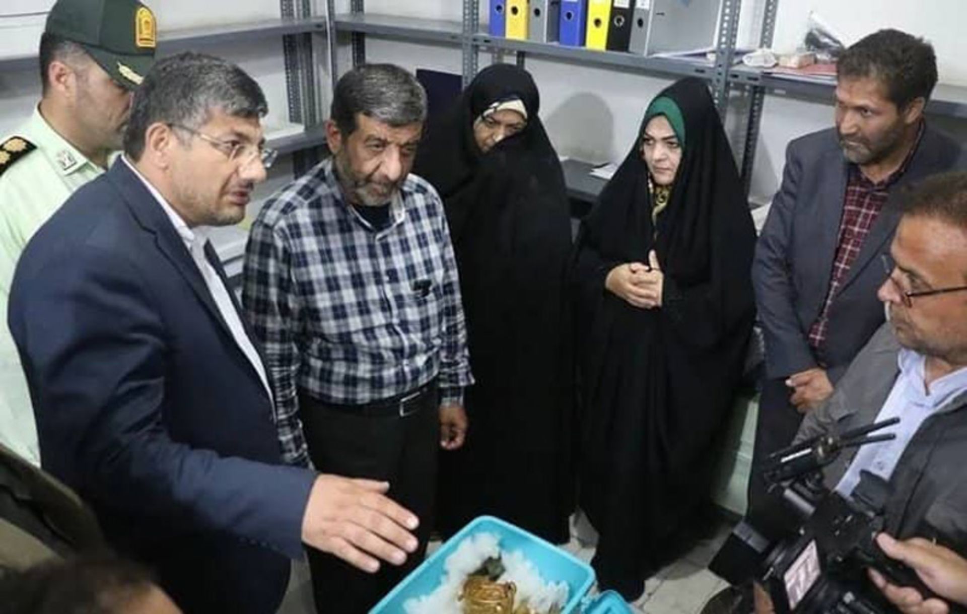 نگهداری جام زرین باستانی مشگین شهر در ظرف نان