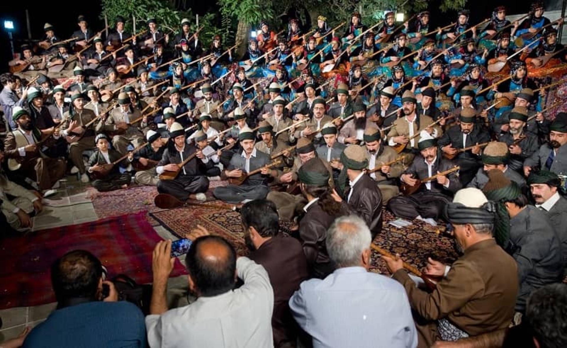 تنبور نوازی گروهی