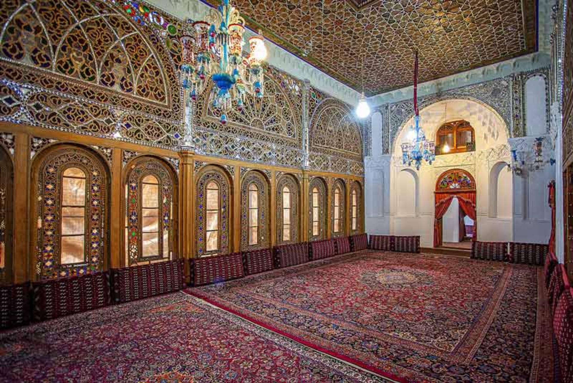 تالار میانی حسینیه امینی‌ها قزوین