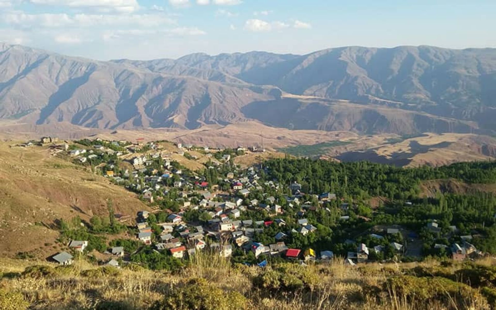 روستایی سرسبز در احاطه کوه ها