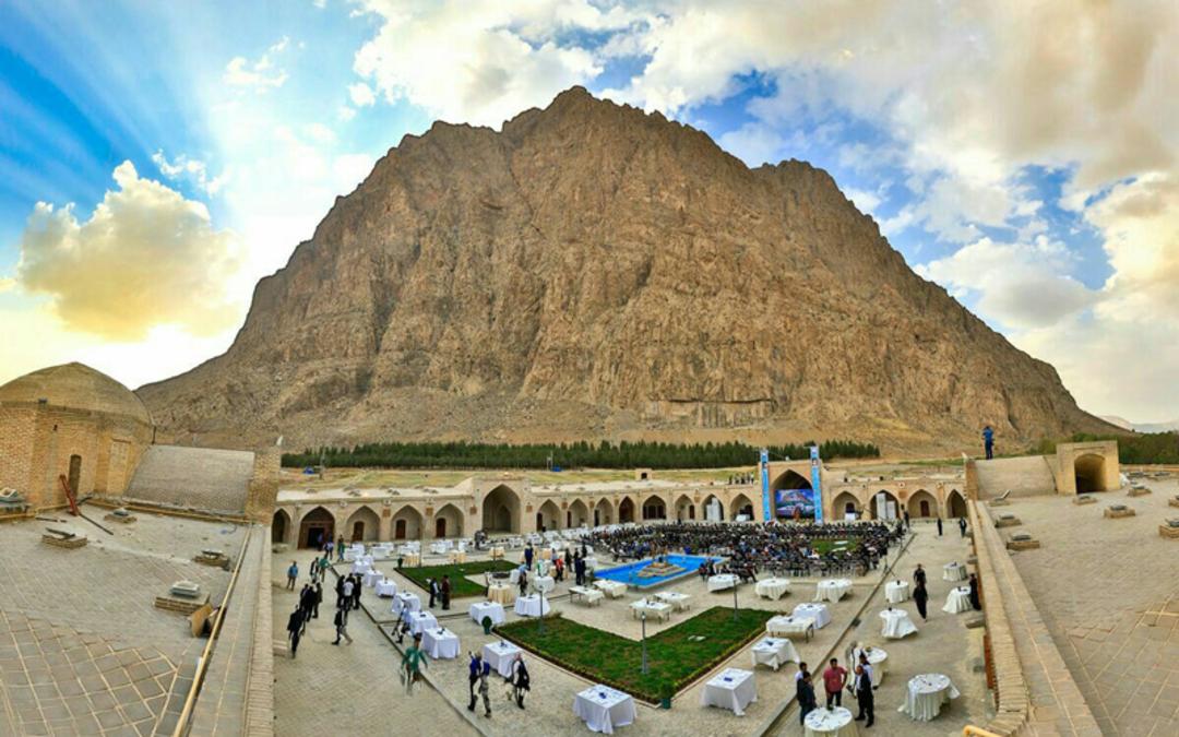 عکس پانوراما از کاروانسرای شاه عباسی بیستون