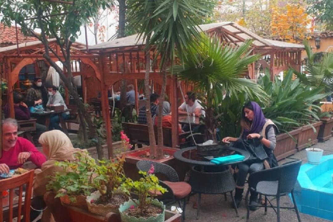 محوطه روباز رستوران شورکولی در روز