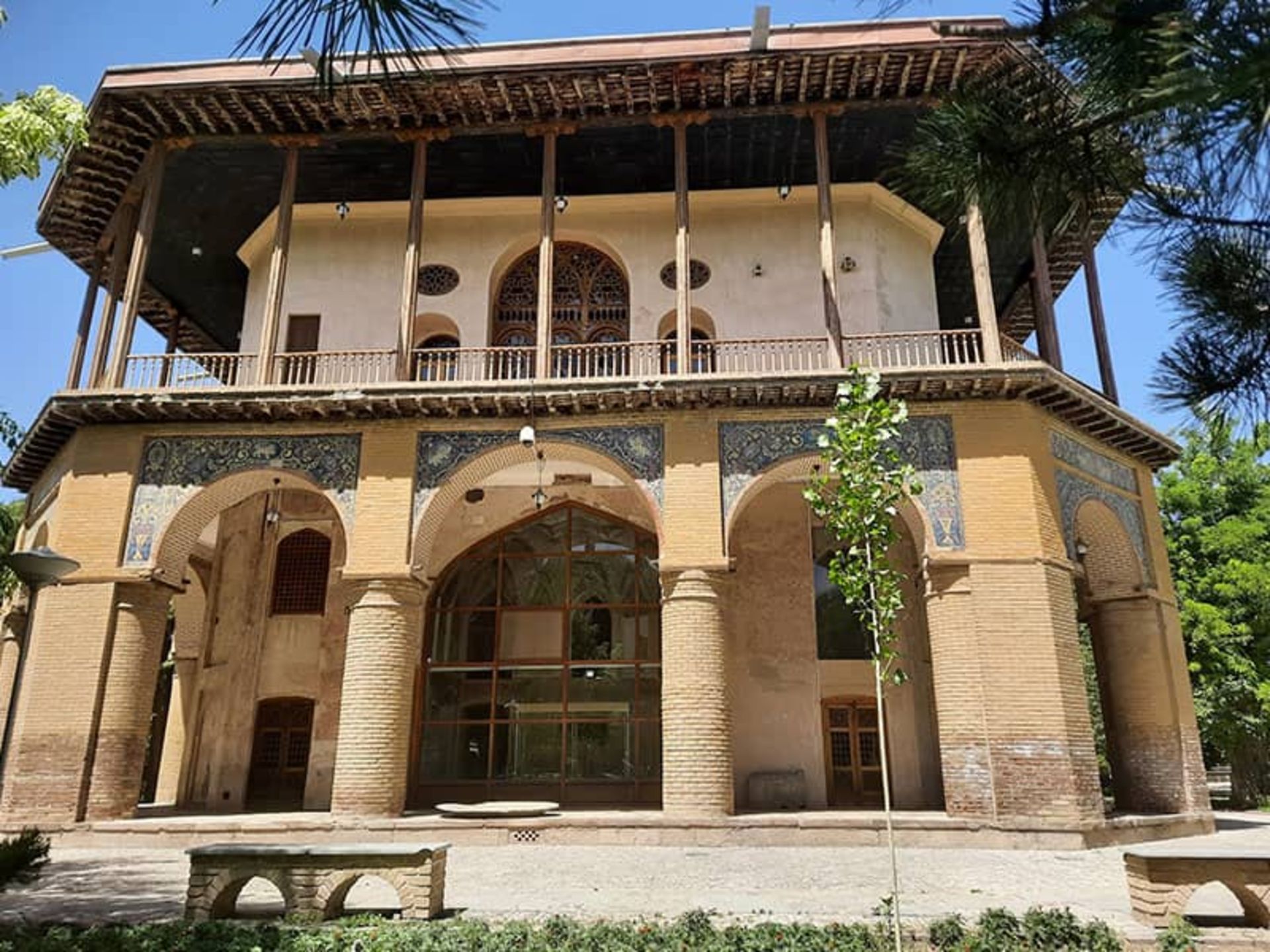 عمارتی دو طبقه و تاریخی با چندین ستون قطور