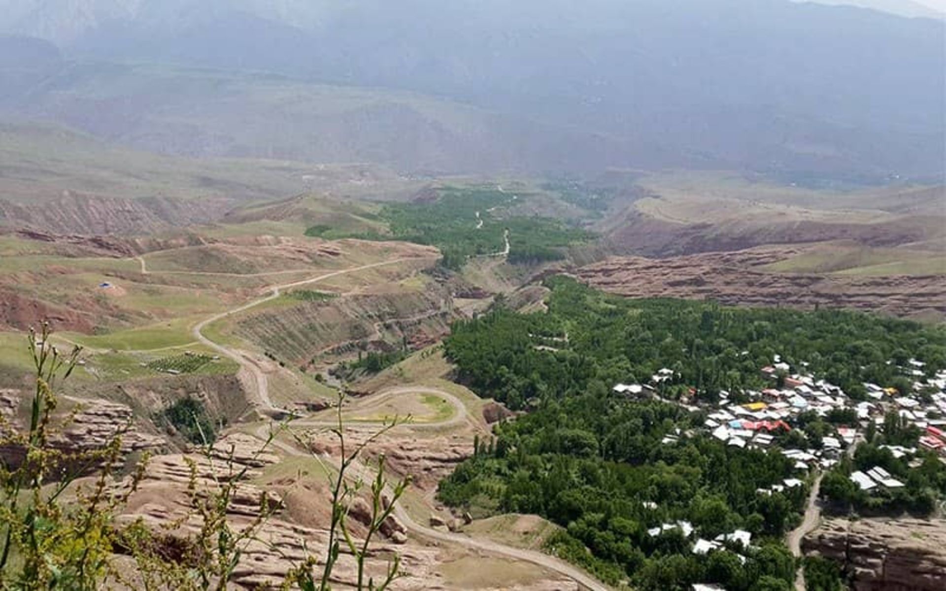 روستایی سرسبز در منطقه ای کوهستانی