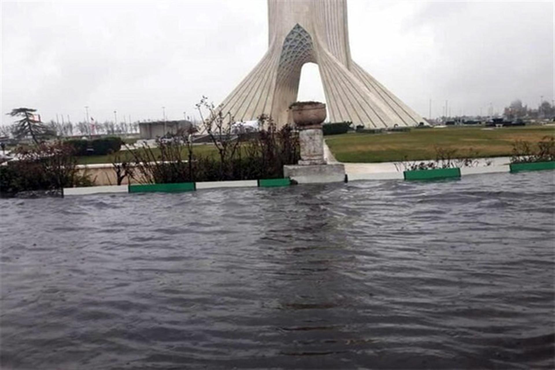 آب گرفتگی میدان آزادی در اثر بارش باران