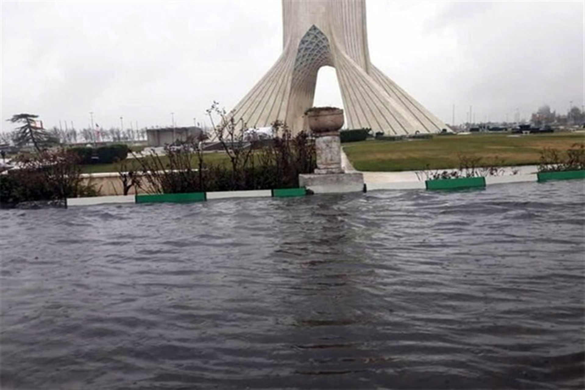 آب گرفتگی میدان آزادی در اثر بارش باران