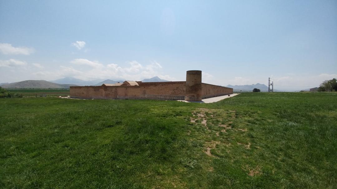 طبیعت سرسبز کاروانسرای شاه عباسی بیستون