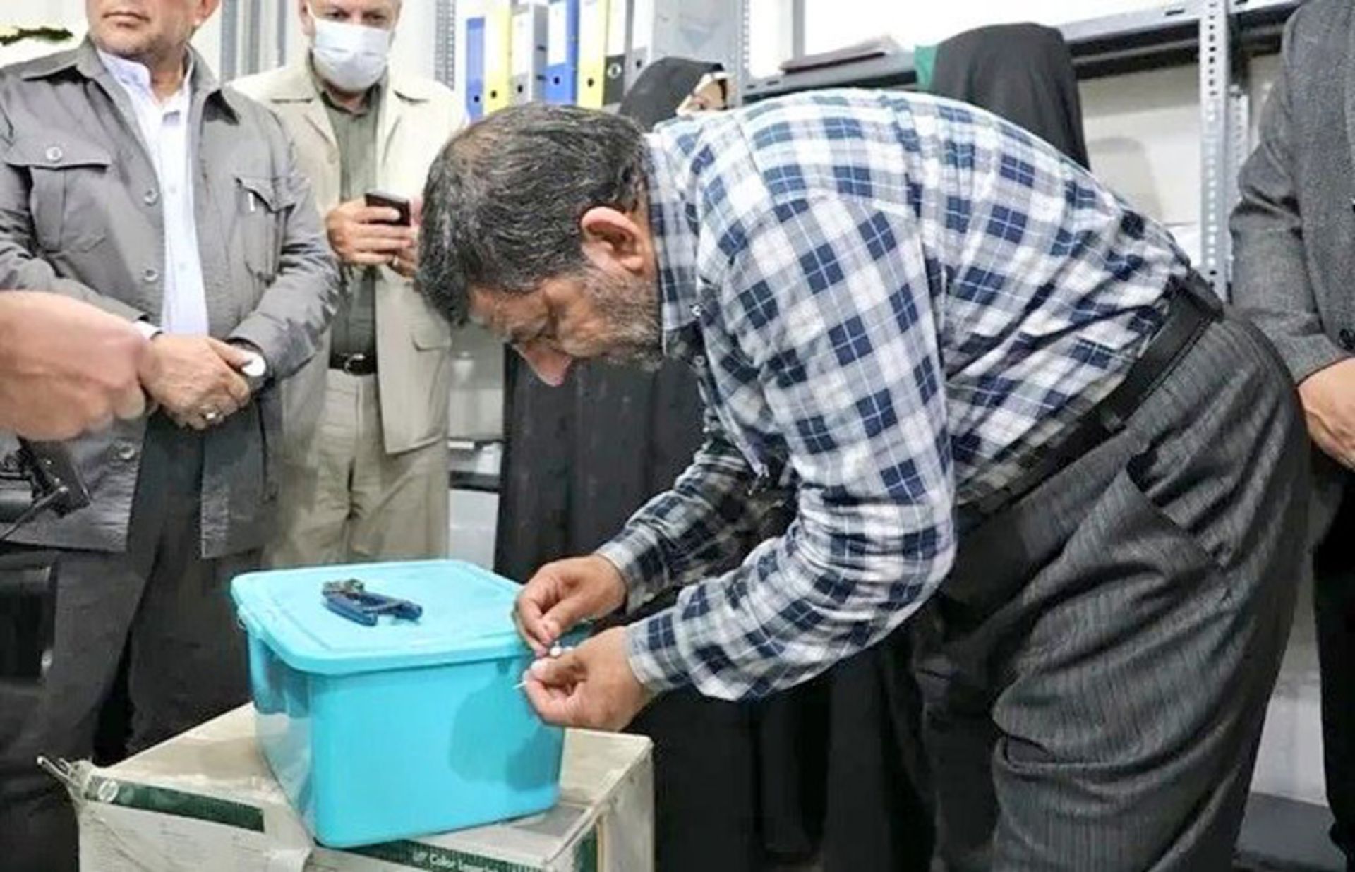 نگهداری جام زرین باستانی مشگین شهر در ظرف نان
