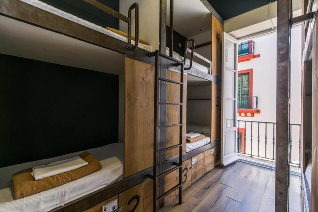 Black Swan Hostel Sevilla سویا