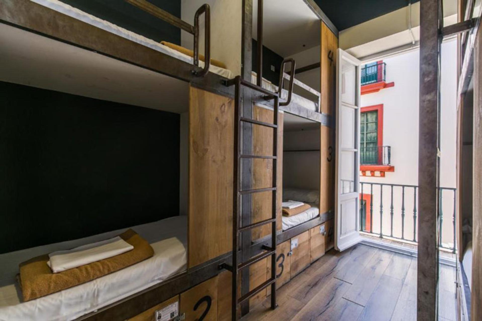 Black Swan Hostel Sevilla سویا