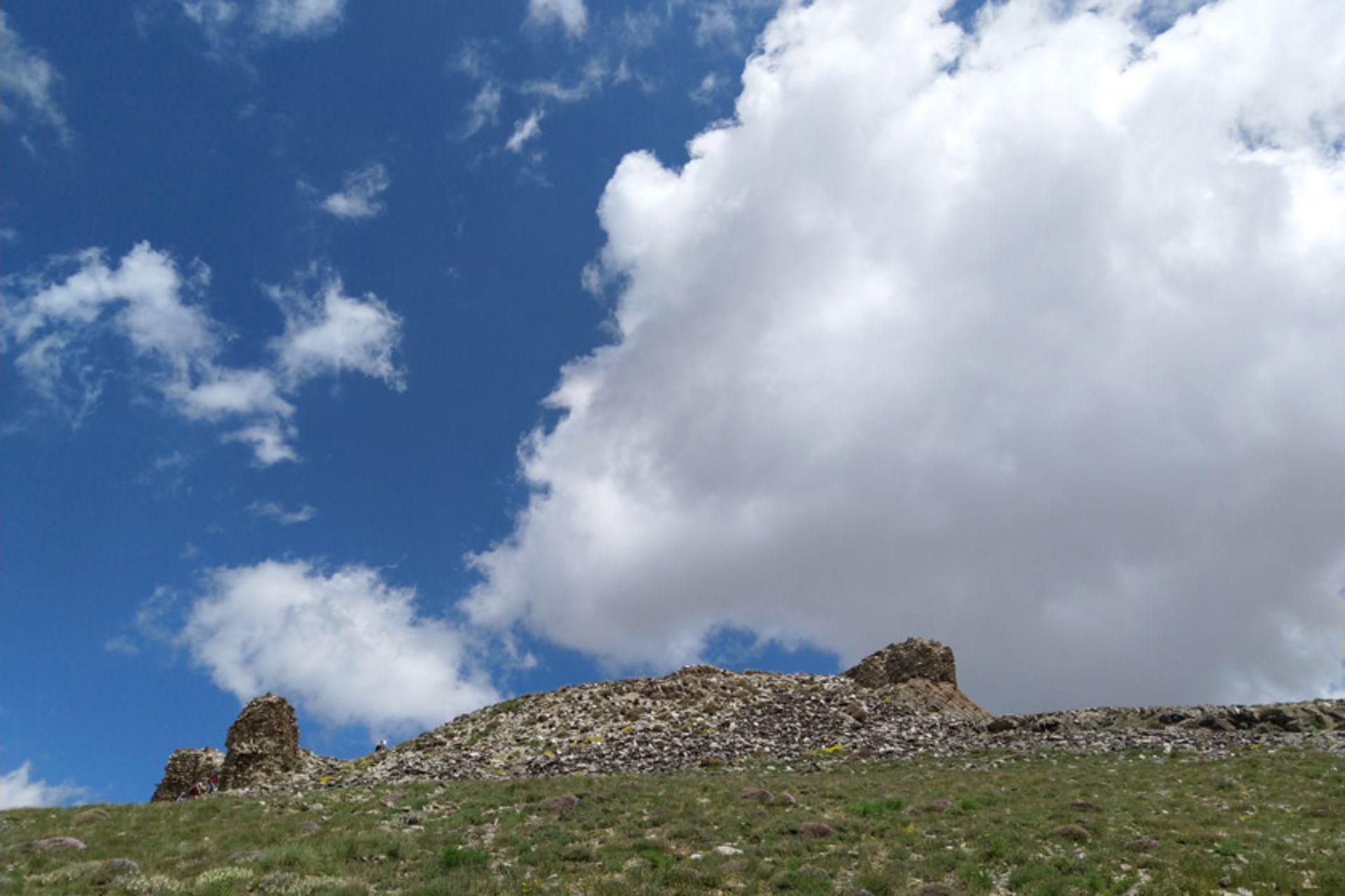 نمایی از قلعه تخت بلقیس