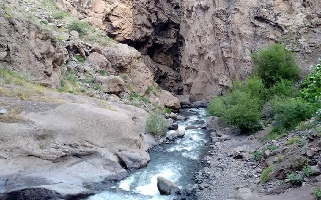 جریان رودخانه در مسیری کوهستانی
