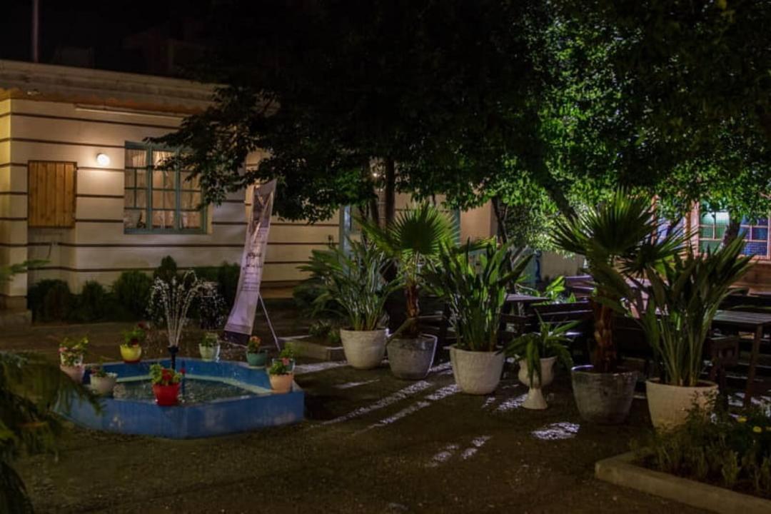 محوطه باز رستوران شورکولی در شب