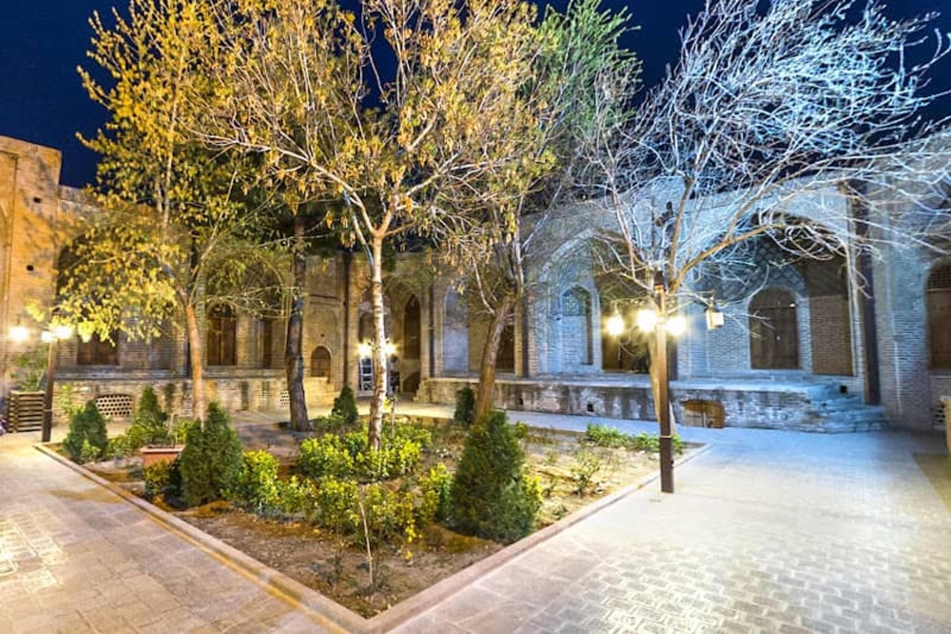 حیاطی سرسبز در سازه ای تاریخی