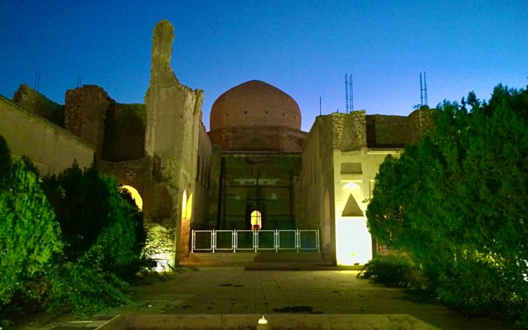 نمای شبانه از بقعه چلبی اوغلی