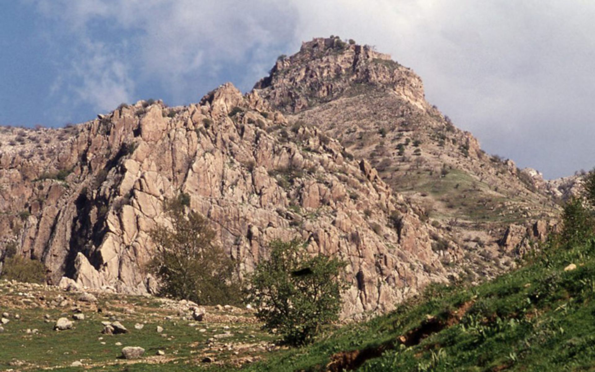 کوهستان دالاهو و قلعه یزدگرد
