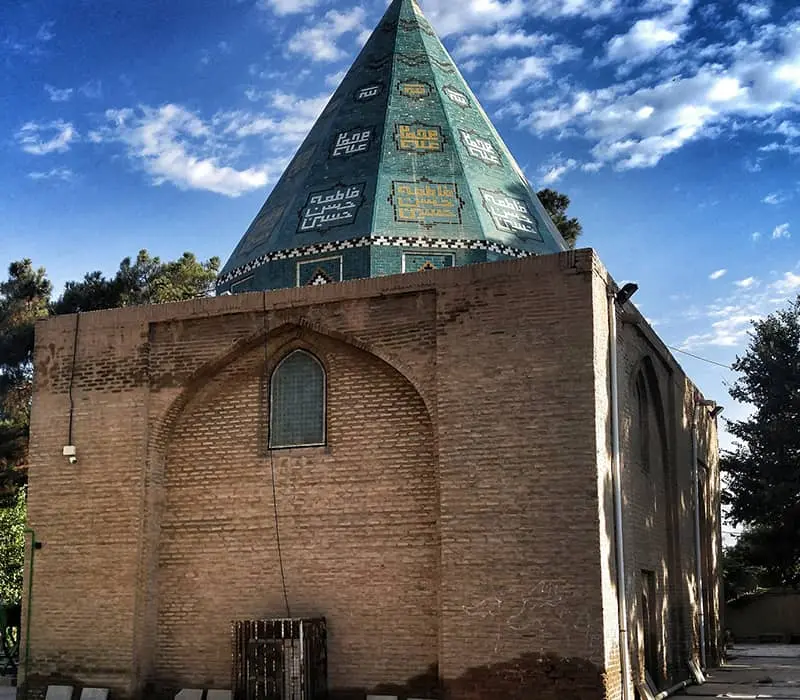 امامزاده ای با گنبد هرمی و فیروزه ای